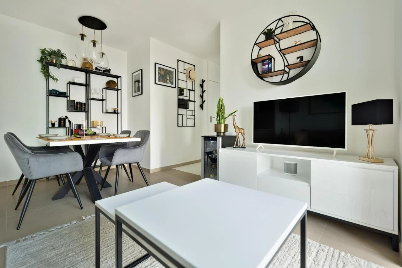 Elegancki salon apartamentu Gold & Gris – minimalistyczne wnętrze ze złotymi akcentami