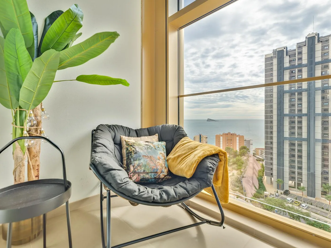 Kącik wypoczynkowy Gold & Gris przy oknie od podłogi do sufitu, panorama Benidorm
